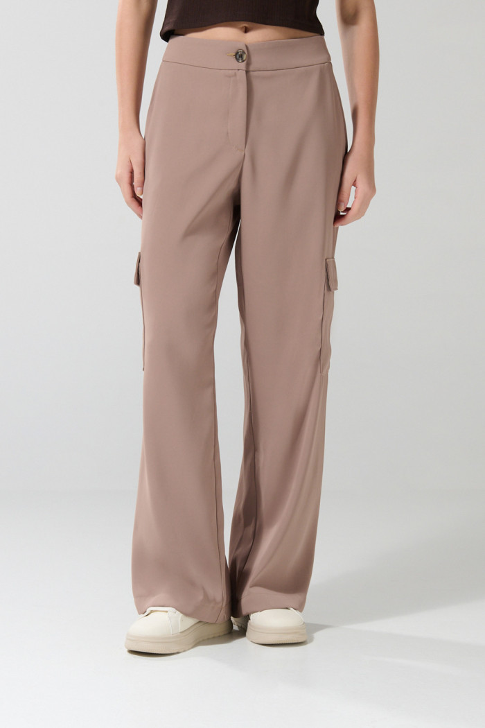 Pantalón kaki oscuro cargo con tiro alto y bota recta