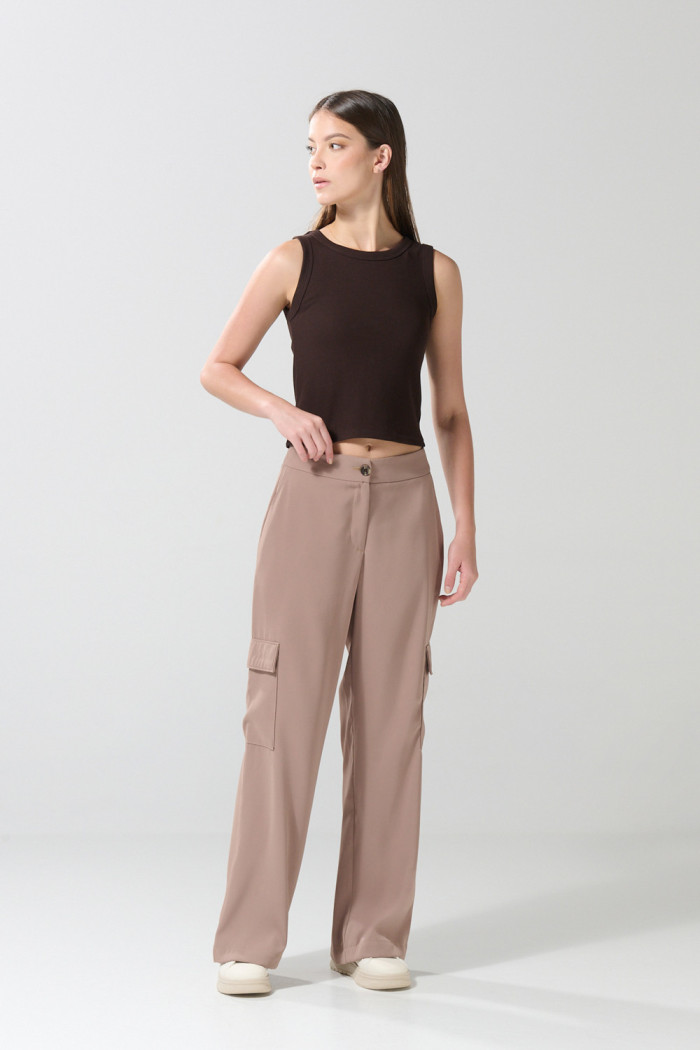 Pantalón kaki oscuro cargo con tiro alto y bota recta