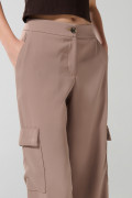Pantalón kaki oscuro cargo con tiro alto y bota recta