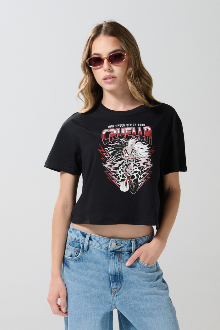 Camiseta crop top negra con estampado de Cruella de Vil