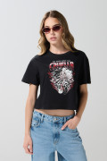 Camiseta crop top negra con estampado de Cruella de Vil