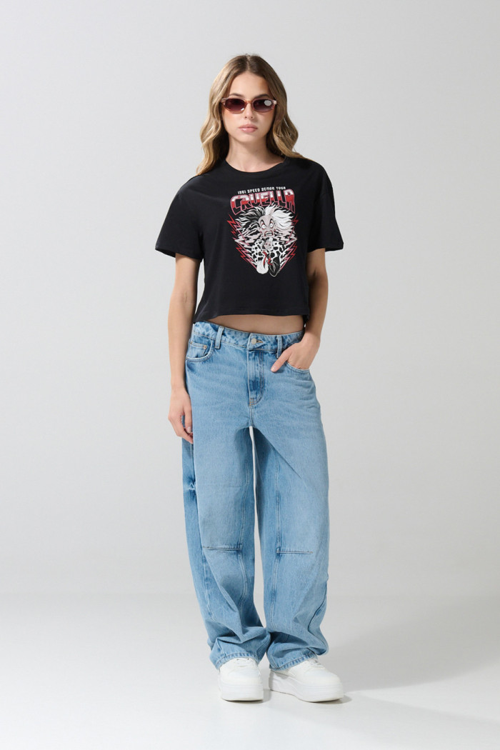 Camiseta crop top negra con estampado de Cruella de Vil