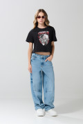 Camiseta crop top negra con estampado de Cruella de Vil