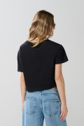 Camiseta crop top negra con estampado de Cruella de Vil