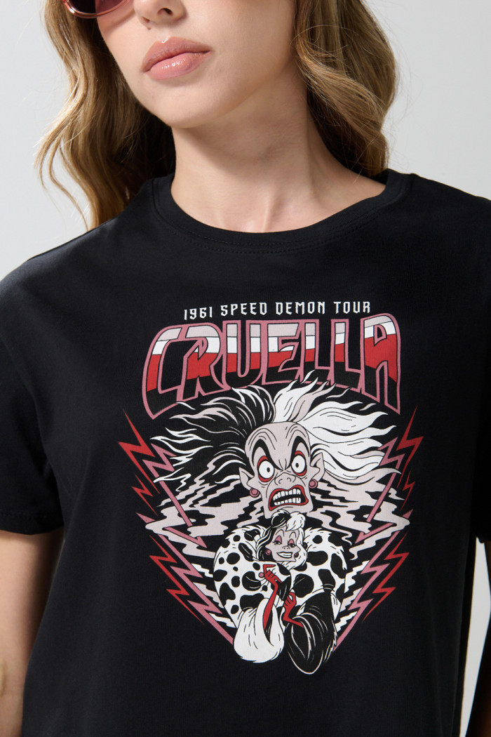 Camiseta crop top negra con estampado de Cruella de Vil