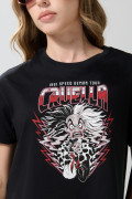 Camiseta crop top negra con estampado de Cruella de Vil