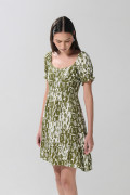 Vestido verde claro corto con diseños estampados