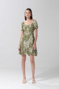 Vestido verde claro corto con diseños estampados