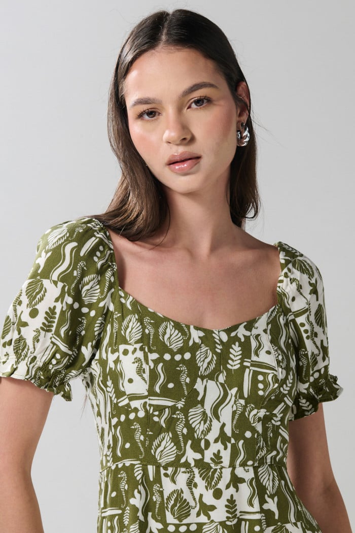 Vestido verde claro corto con diseños estampados