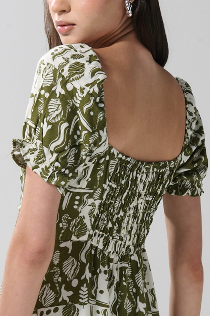 Vestido verde claro corto con diseños estampados