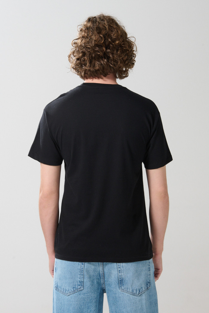 Camiseta manga corta negra con arte de Tiburón
