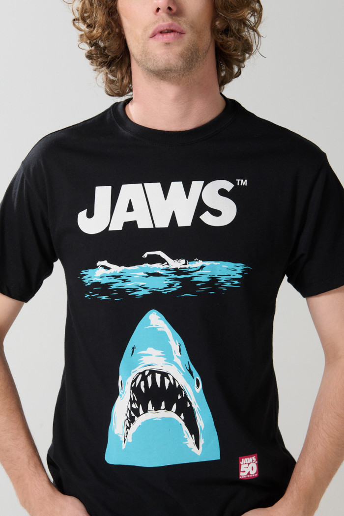 Camiseta manga corta negra con arte de Tiburón
