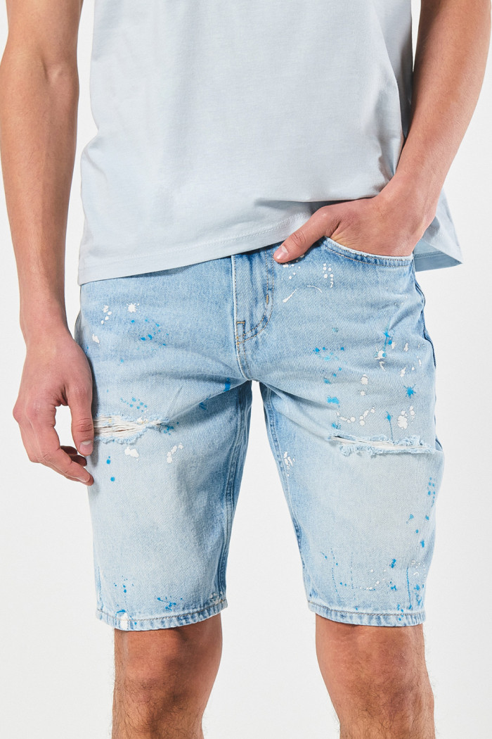 Bermuda slim en jean azul clara con rotos y diseños