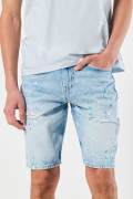 Bermuda slim en jean azul clara con rotos y diseños