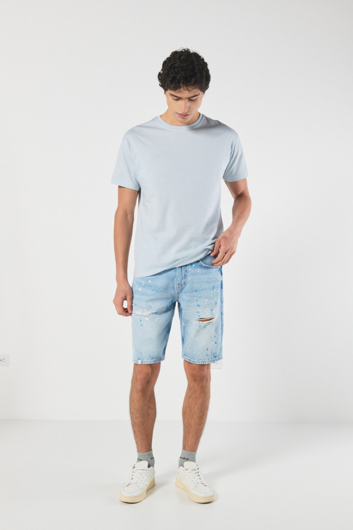 Bermuda slim en jean azul clara con rotos y diseños