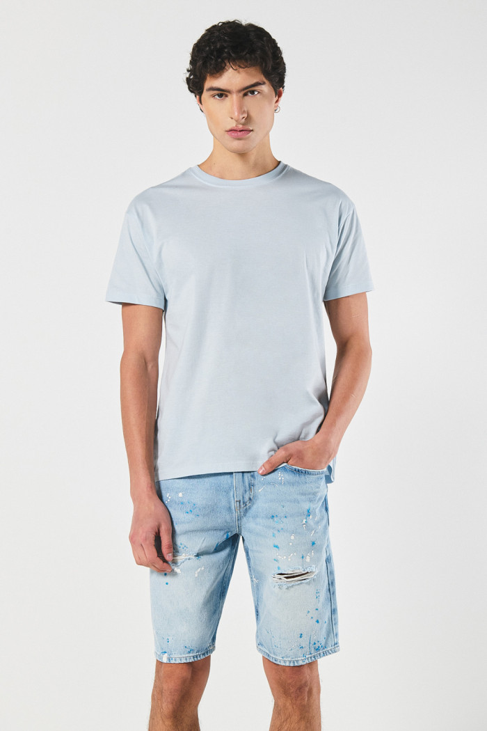Bermuda slim en jean azul clara con rotos y diseños