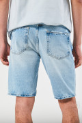 Bermuda slim en jean azul clara con rotos y diseños