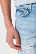 Bermuda slim en jean azul clara con rotos y diseños