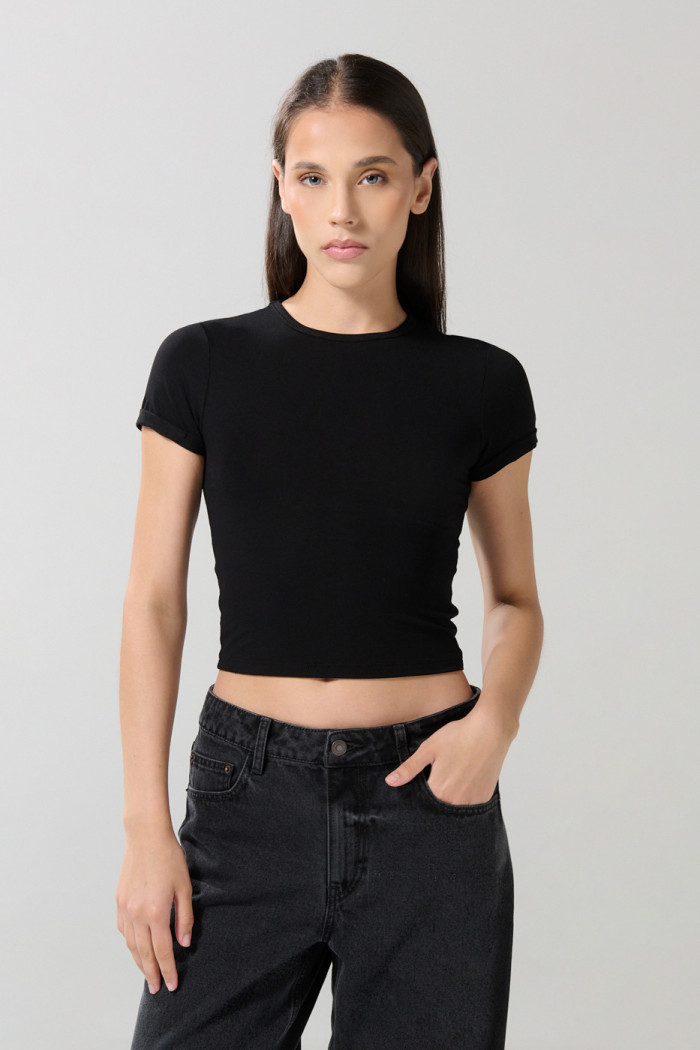 Camiseta con doblez en puños unicolor y manga corta
