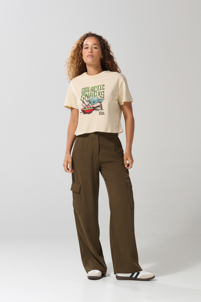 Camiseta crop top kaki clara con arte de The Mandalorian