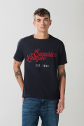 Camiseta azul manga corta con texto college rojo