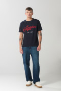 Camiseta azul manga corta con texto college rojo