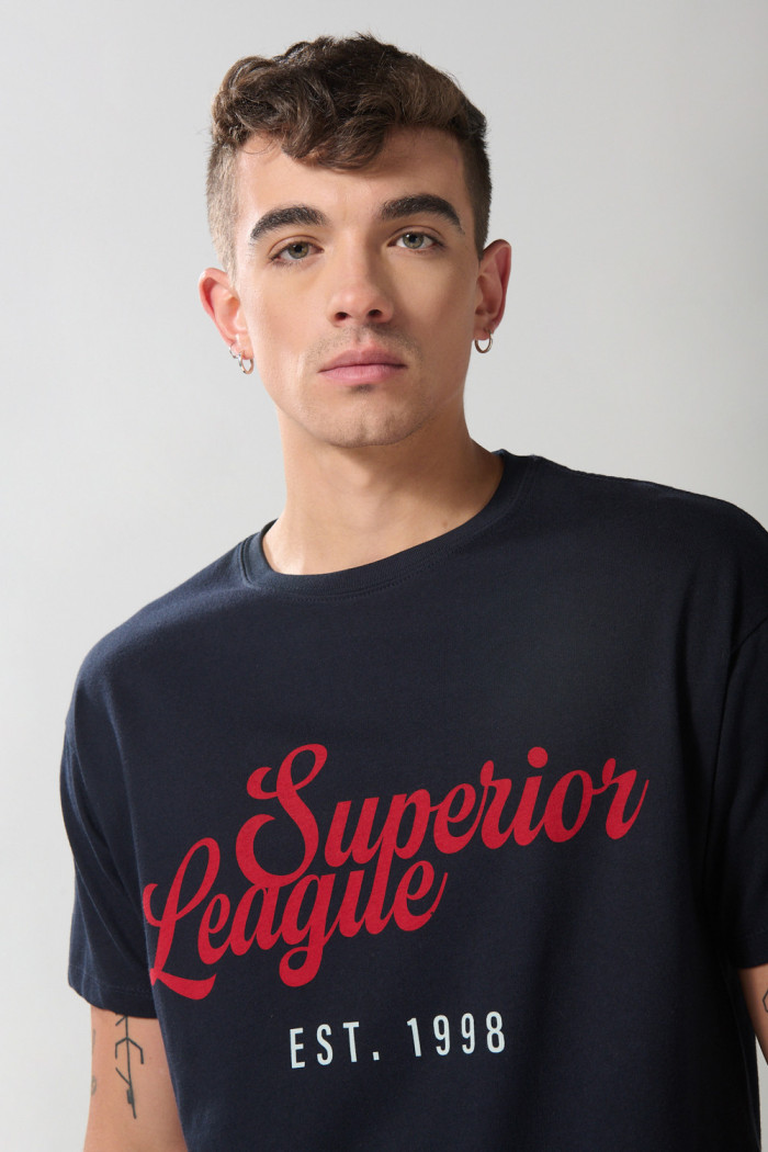 Camiseta azul manga corta con texto college rojo