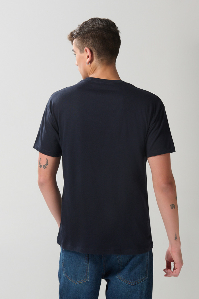 Camiseta azul manga corta con texto college rojo