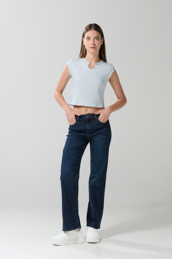 Camiseta azul clara cuello redondo con abertura