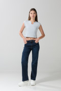 Camiseta azul clara cuello redondo con abertura