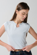 Camiseta azul clara cuello redondo con abertura