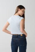 Camiseta azul clara cuello redondo con abertura