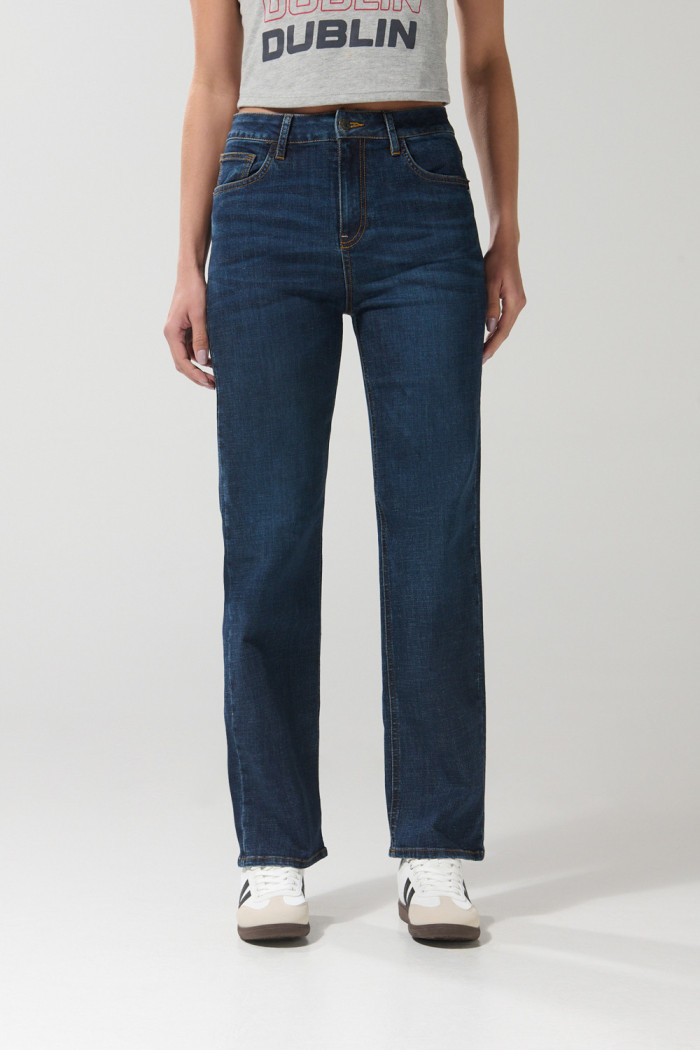 Jean tiro alto straight leg azul con bota recta y desgastes