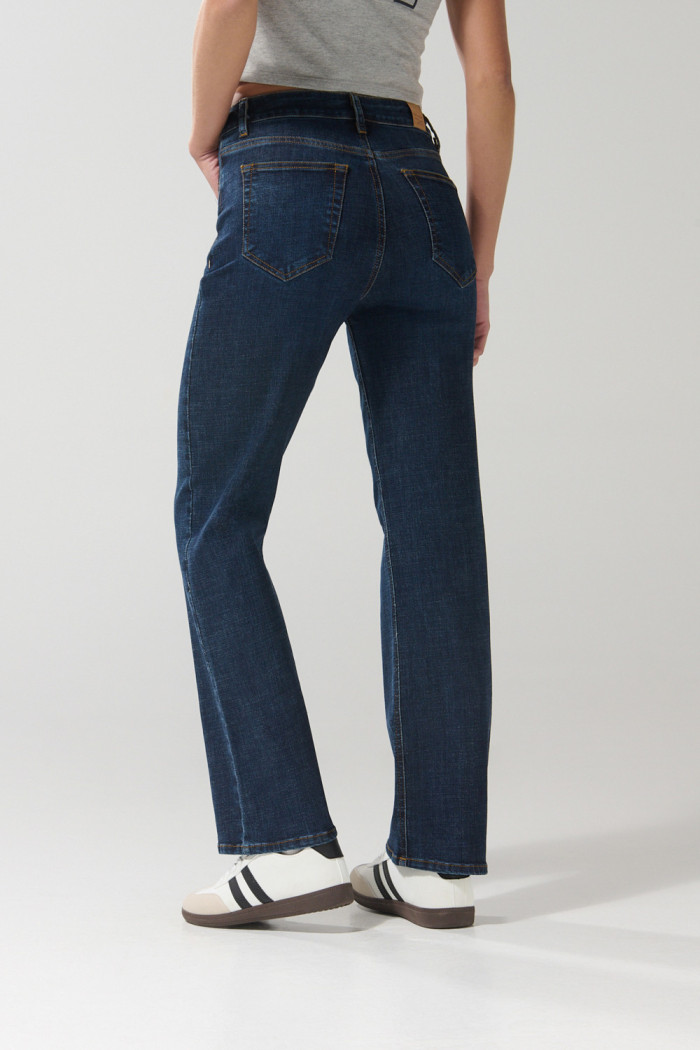 Jean tiro alto straight leg azul con bota recta y desgastes