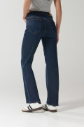 Jean tiro alto straight leg azul con bota recta y desgastes
