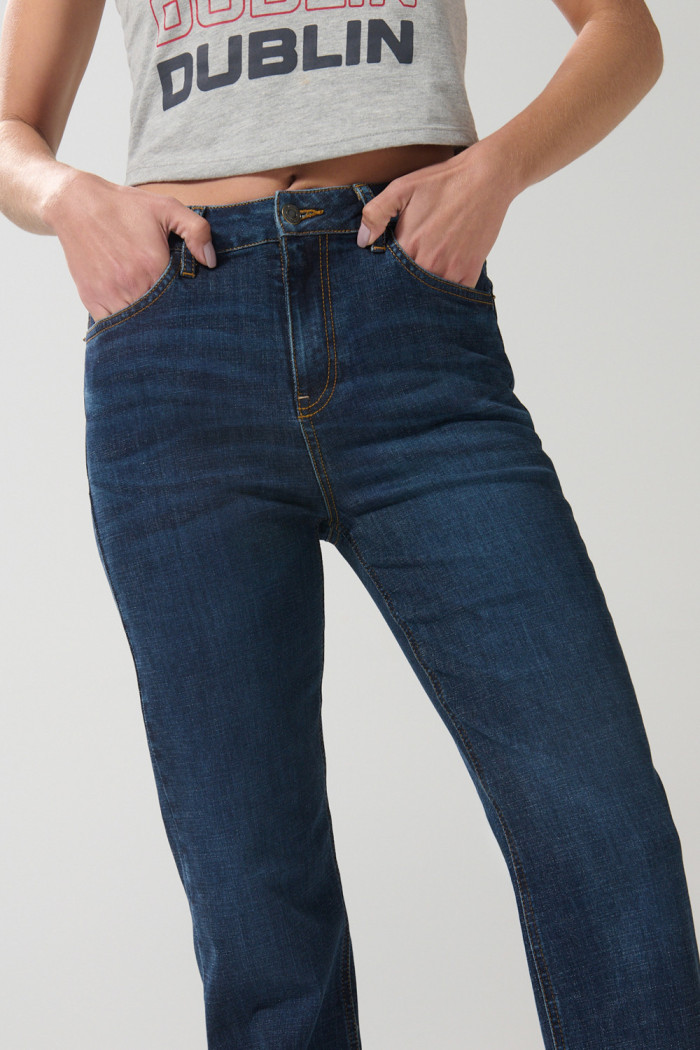 Jean tiro alto straight leg azul con bota recta y desgastes