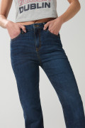Jean tiro alto straight leg azul con bota recta y desgastes