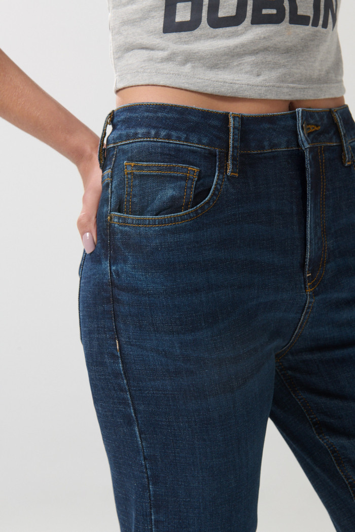 Jean tiro alto straight leg azul con bota recta y desgastes