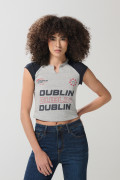 Camiseta gris college con cuello redondo dividido