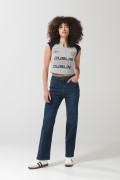Camiseta gris college con cuello redondo dividido