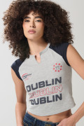 Camiseta gris college con cuello redondo dividido