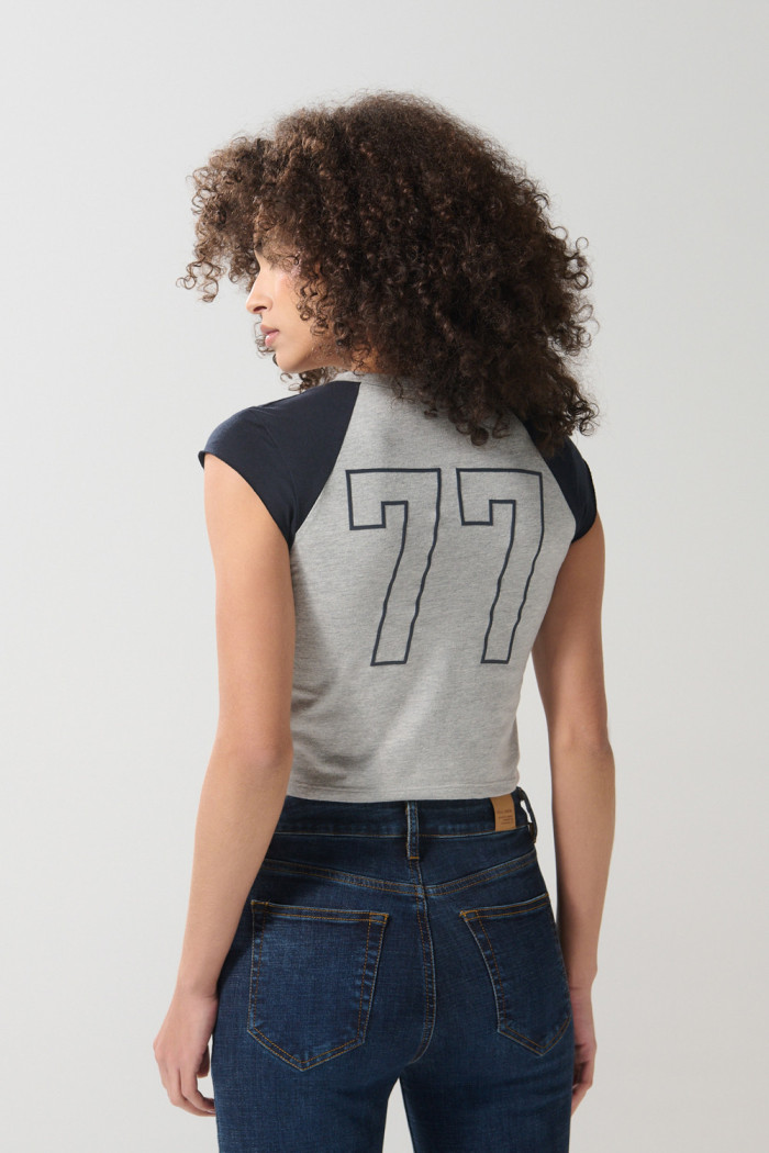 Camiseta gris college con cuello redondo dividido