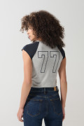 Camiseta gris college con cuello redondo dividido