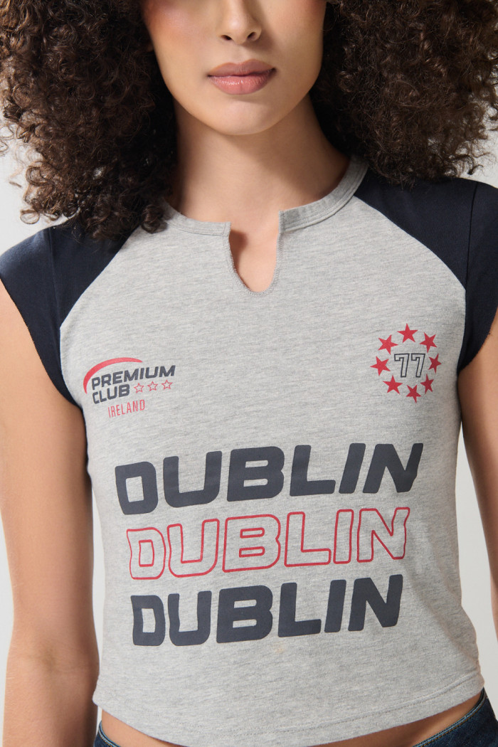 Camiseta gris college con cuello redondo dividido