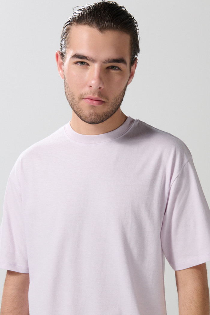 Camiseta unicolor con cuello redondo y manga corta