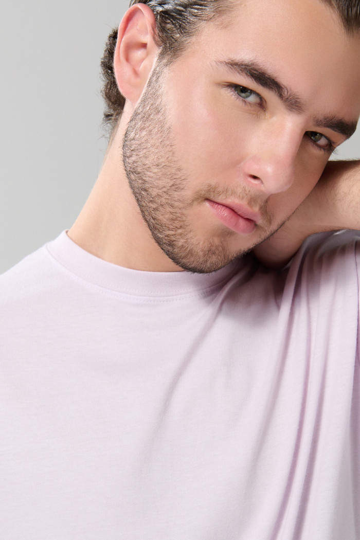 Camiseta unicolor con cuello redondo y manga corta