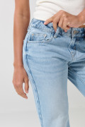 Jean flare azul claro con bota ancha, desgastes y tiro medio