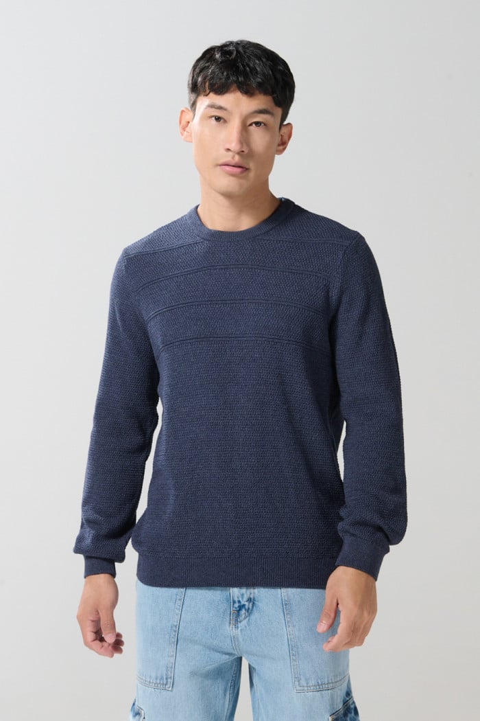 Suéter tejido azul intenso cuello redondo con texturas