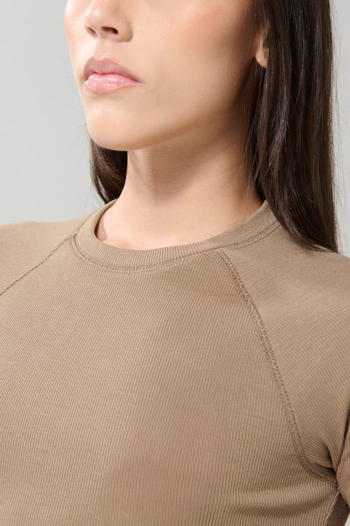 Camiseta manga ranglan corta unicolor con texturas de canal