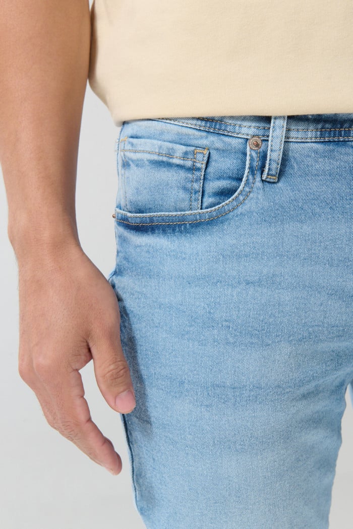 Jean slim azul con desgastes, tiro bajo y ajuste ceñido